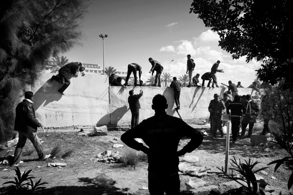 Persone-in-fuga-dalla-Libia-durante-gli-scontri-tra-ribelli-e-forze-pro-Gheddafi.-Ras-Jdir-Tunisia